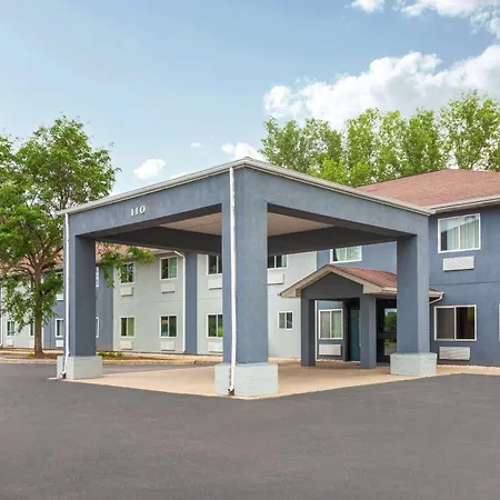 Super 8 By Wyndham Mchenry Fox Lake Area